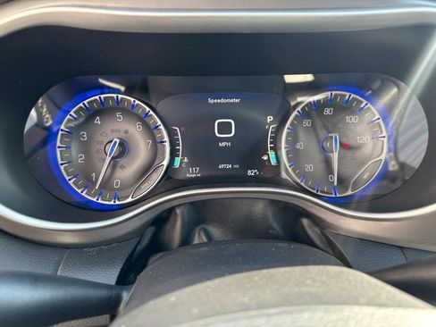 Used 2023 Chrysler Pacifica Touring-L FWD image 23
