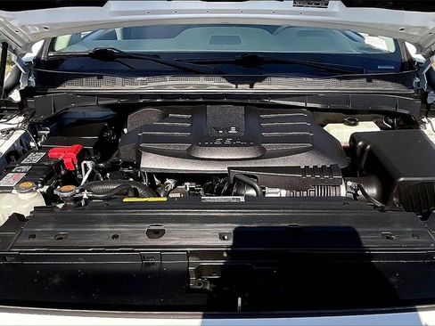 Used 2023 Nissan Titan SV image 31