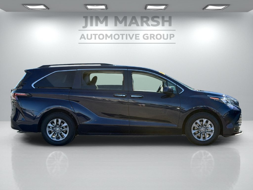 Used 2026 Toyota Sienna XLE FWD image 7