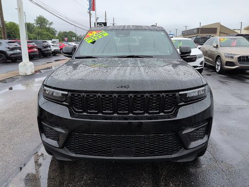 Used 2025 Jeep Grand Cherokee Altitude AWD/4WD image 3
