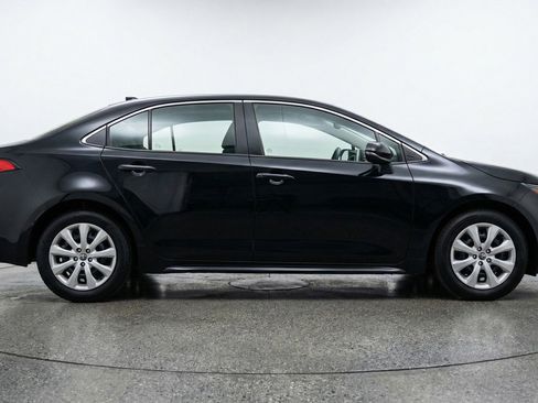 Used 2025 Toyota Corolla LE FWD image 11