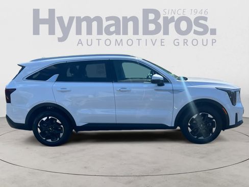 Certified 2025 Kia Sorento S image 2