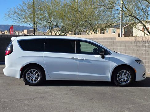 Certified 2024 Chrysler Pacifica Touring-L image 10