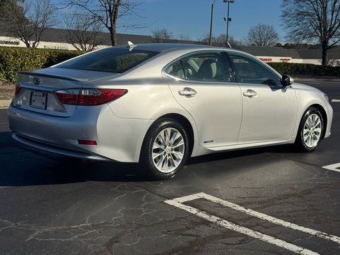 Used 2013 Lexus ES 300h image 4