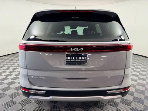 Used 2024 Kia Carnival EX image 7