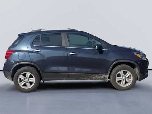 Used 2019 Chevrolet Trax LT w/ Sun & Sound Package AWD/4WD image 2