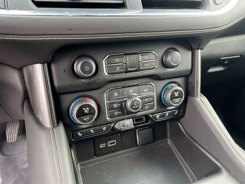 Used 2024 Chevrolet Suburban Premier image 31