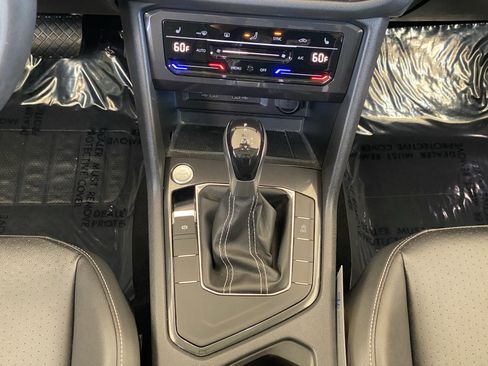 Certified 2022 Volkswagen Tiguan SE w/ Panoramic Sunroof Package image 8