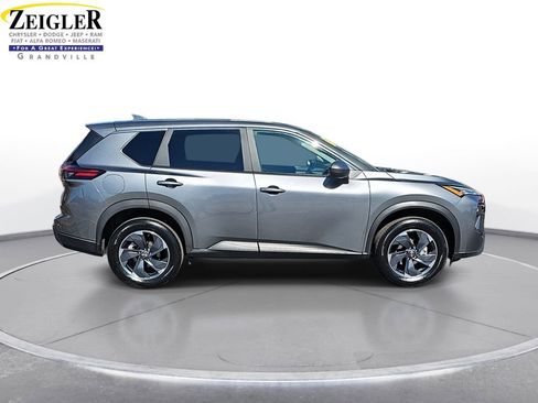 Used 2025 Nissan Rogue SV image 4