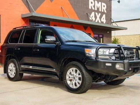 Used 2017 Toyota Land Cruiser image 3