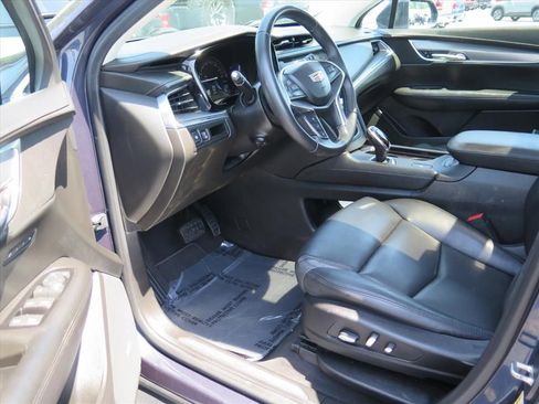 Used 2018 Cadillac XT5 Luxury w/ Driver Awareness Package FWD image 9