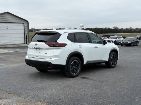 Used 2024 Nissan Rogue SV w/ SV Premium Package image 5