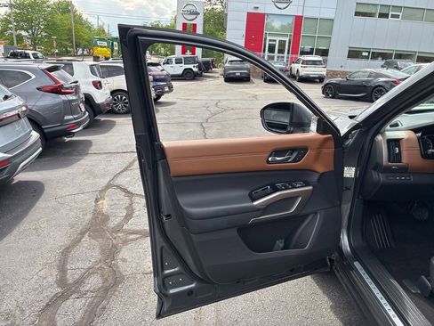 Used 2023 Nissan Pathfinder Platinum AWD/4WD image 16