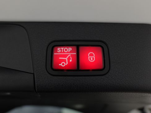 Used 2021 Mercedes-Benz GLB 250 4MATIC image 46