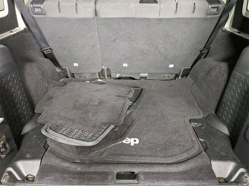 Used 2016 Jeep Wrangler Unlimited Rubicon image 22