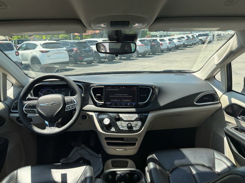 Used 2023 Chrysler Pacifica Touring-L image 15