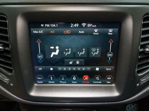 Used 2019 Jeep Compass Trailhawk w/ Cold Weather Group image 18