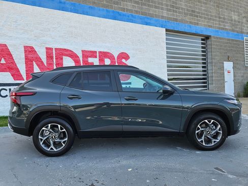 Used 2025 Chevrolet Trax LT FWD image 8