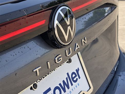 New 2025 Volkswagen Tiguan SE image 7
