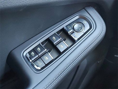 Used 2025 Porsche Macan image 14