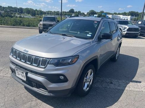 Used 2024 Jeep Compass Latitude AWD/4WD image 3