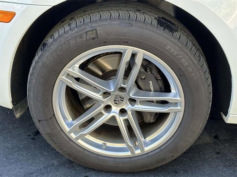 Used 2025 Porsche Macan image 12