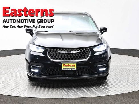 Used 2024 Chrysler Pacifica Select image 2