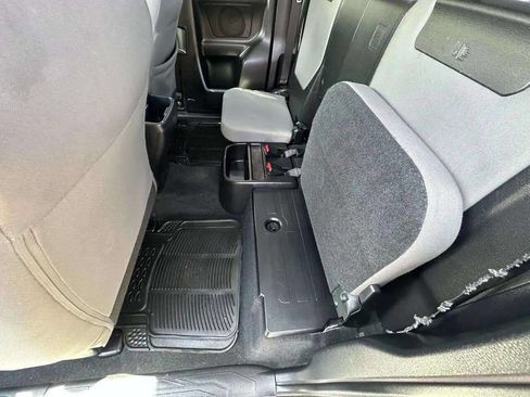 Used 2018 Toyota Tacoma SR5 AWD/4WD image 35