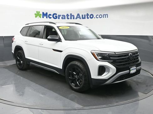 Used 2025 Volkswagen Atlas Peak Edition SE AWD/4WD image 2