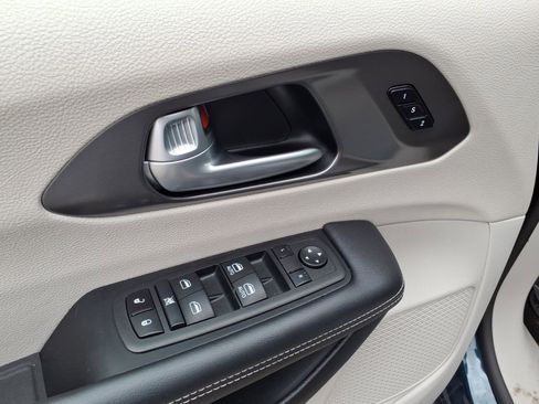 Used 2024 Chrysler Pacifica Limited FWD image 15