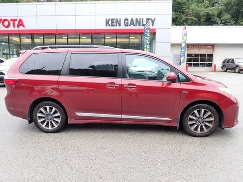 Certified 2020 Toyota Sienna XLE AWD/4WD image 2