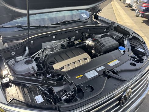 Used 2025 Volkswagen Atlas SE image 40