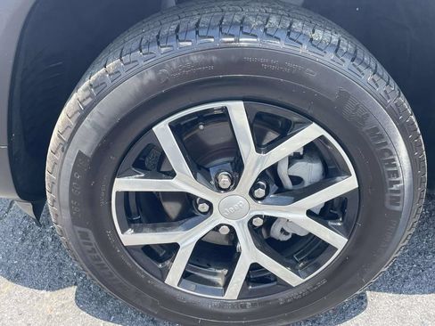 Used 2025 Jeep Grand Cherokee Limited w/ Luxury Tech Group II RWD image 7