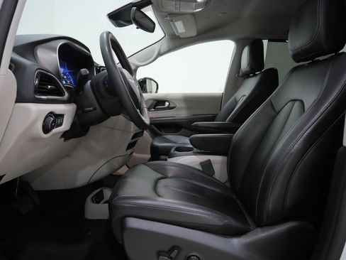 Used 2024 Chrysler Pacifica Touring-L FWD image 12