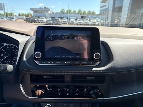 Used 2023 Nissan Rogue S AWD/4WD image 18