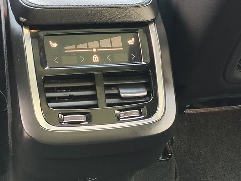 Used 2024 Volvo XC90 B6 Plus image 29