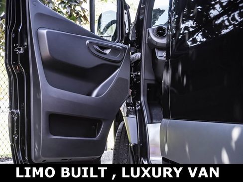 Used 2023 Mercedes-Benz Sprinter 2500 image 32