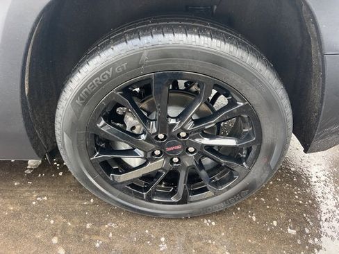 Used 2023 GMC Terrain SLE w/ Driver Convenience Package image 9