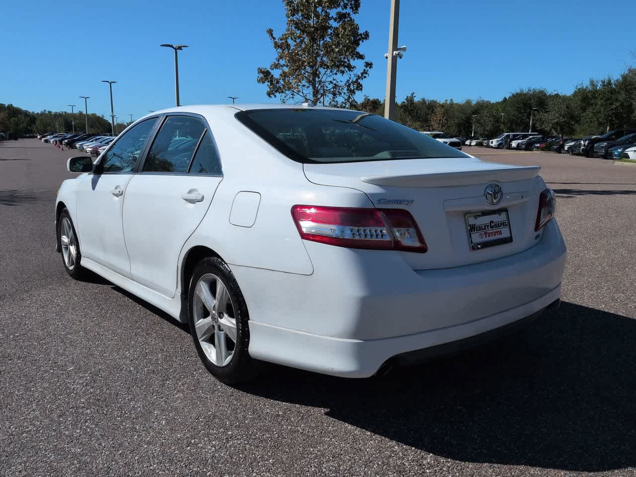 Used 2011 Toyota Camry SE w/ SE Extra-Value Pkg #1 FWD image 4