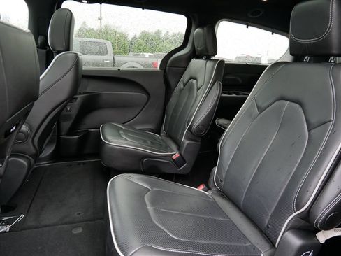 Used 2025 Chrysler Pacifica Limited FWD image 10