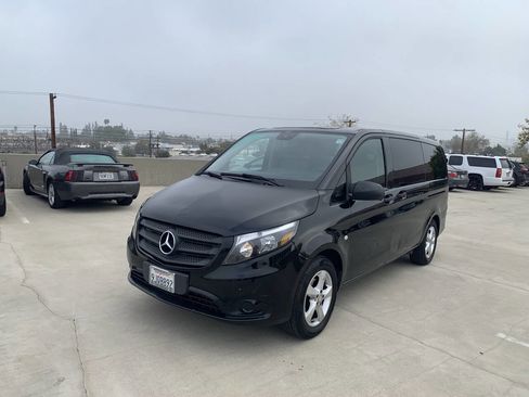 Used 2017 Mercedes-Benz Metris Passenger image 2
