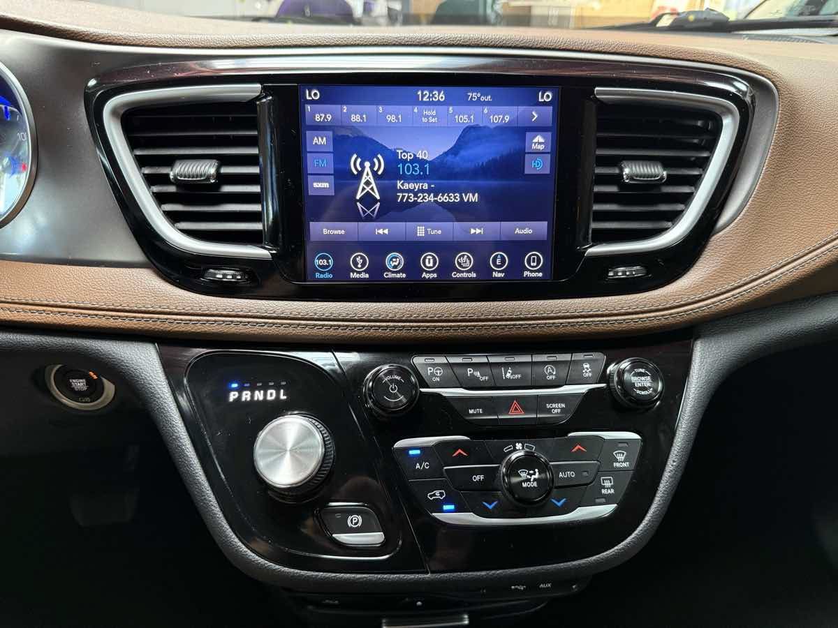 Used 2018 Chrysler Pacifica Limited w/ Tire & Wheel Group FWD image 19