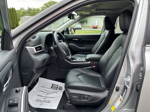 Used 2024 Toyota Highlander XLE AWD/4WD image 13