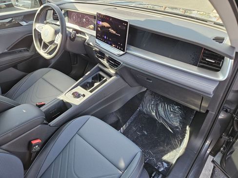 New 2026 Volkswagen Tiguan SE FWD image 22
