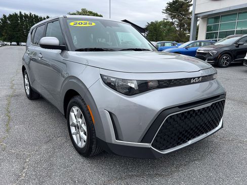 Used 2025 Kia Soul LX w/ LX Technology Package FWD image 9