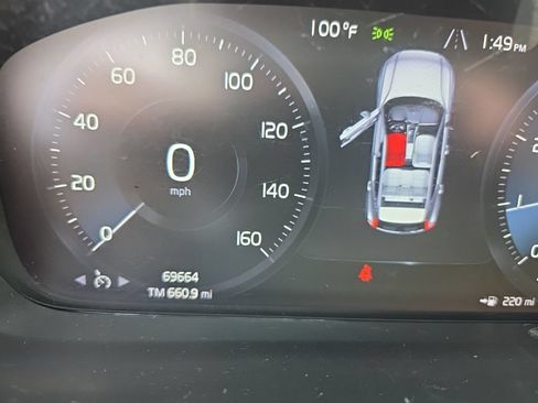 Used 2021 Volvo XC40 T4 Momentum w/ Protection Package Premier FWD image 5