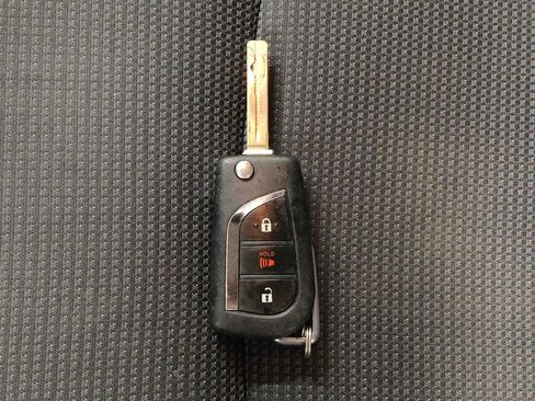 Used 2019 Toyota RAV4 LE FWD image 32