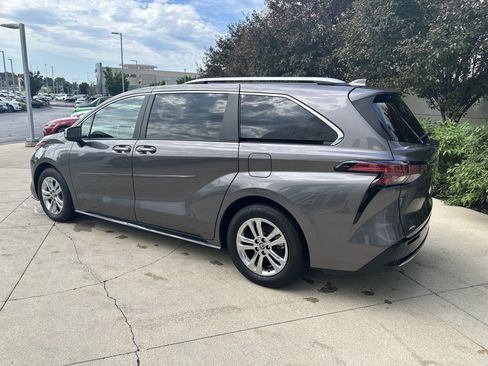 Used 2024 Toyota Sienna Platinum AWD/4WD image 7