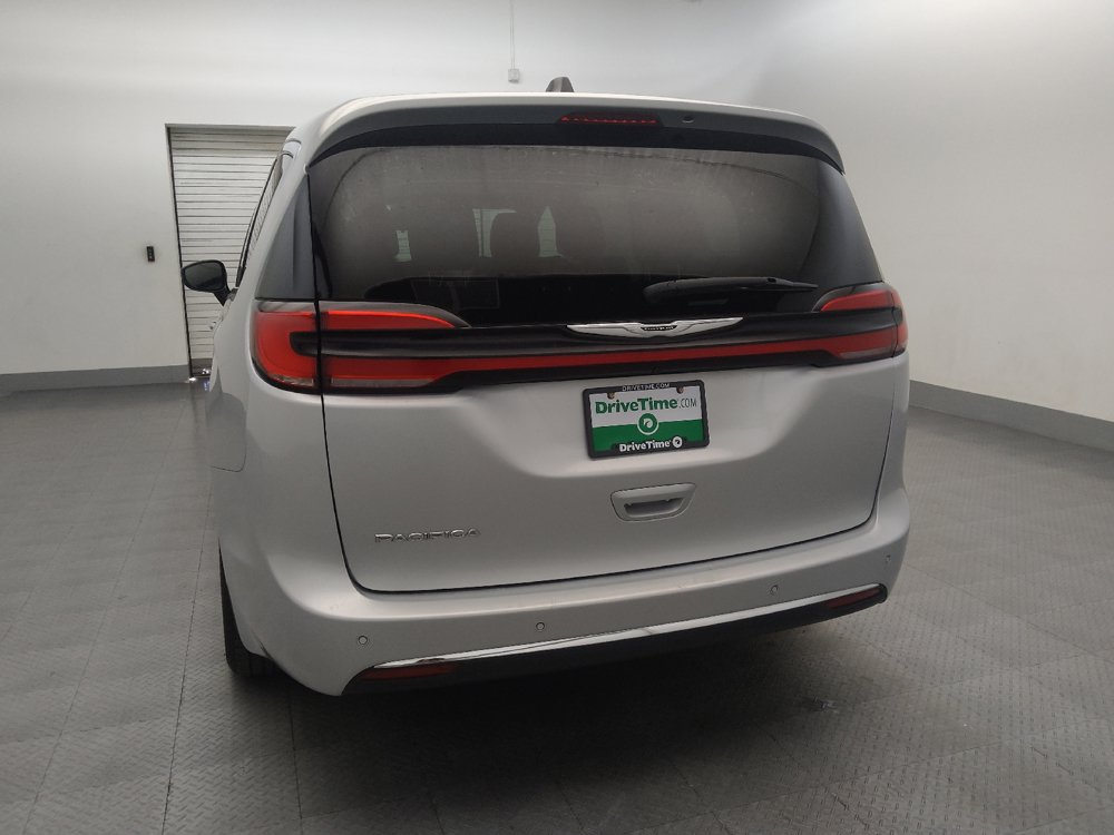 Used 2024 Chrysler Pacifica Touring-L FWD image 6