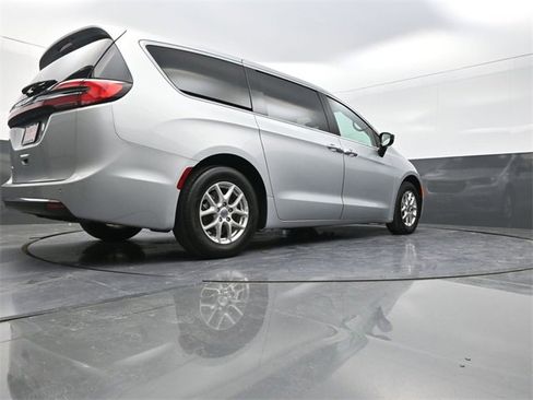 Used 2024 Chrysler Pacifica Touring-L image 31